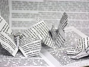 farfalle-di-origami-che-escono-da-un-libro-56211152 