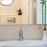 Bagno: si riflette un'opera di E. E. Casolo. 