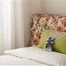 Letto tessile floreale: particolare. 
