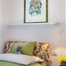 Camera singola con letto tessile: particolare. 